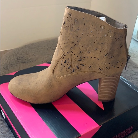 Michael Antonio Wheat color boots size 9 - Picture 2 of 10